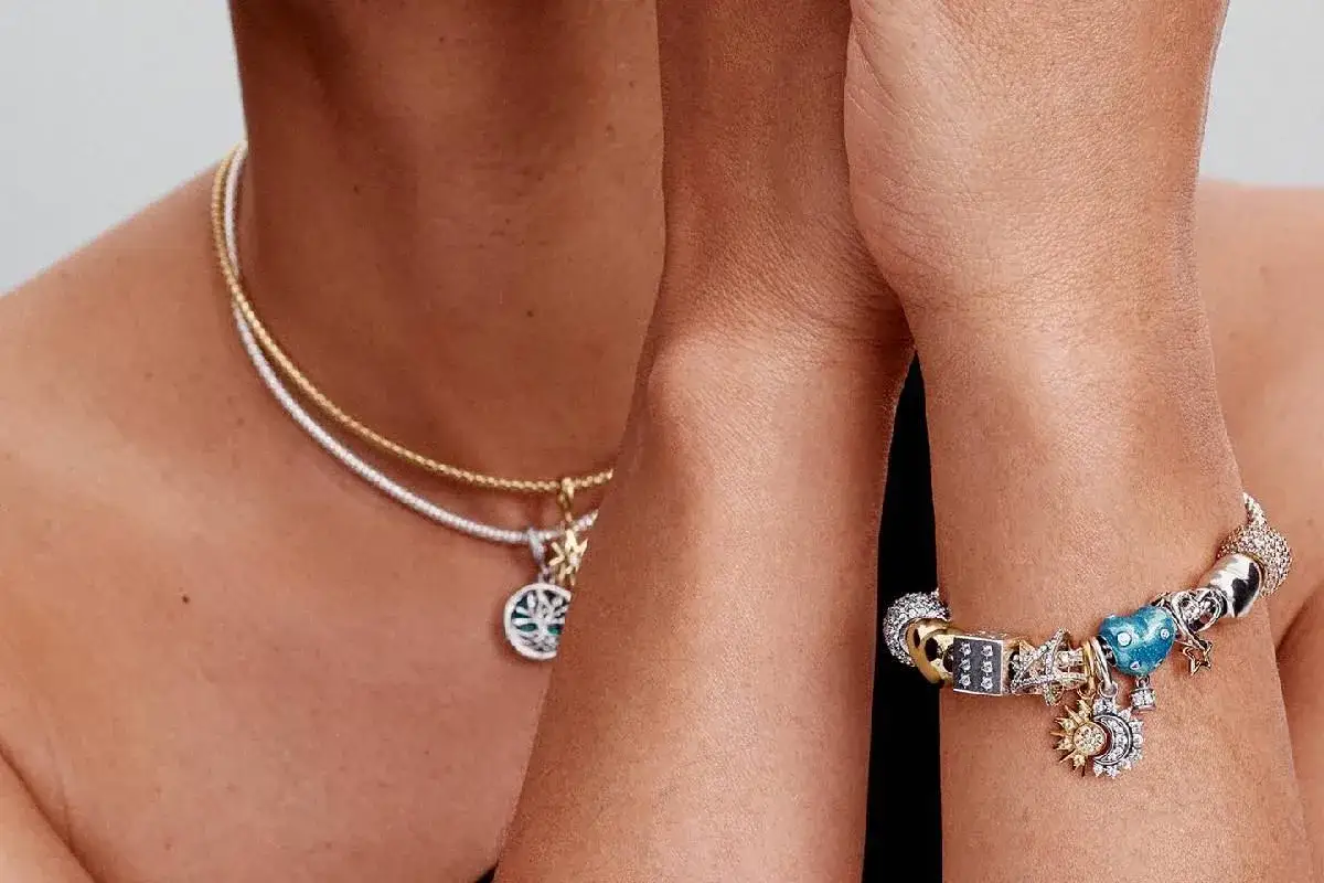 Bransoletka Pandora z zawieszkami, naszyjnik. Czy można zmniejszyć bransoletkę pandory? Tak, można ją dopasować.