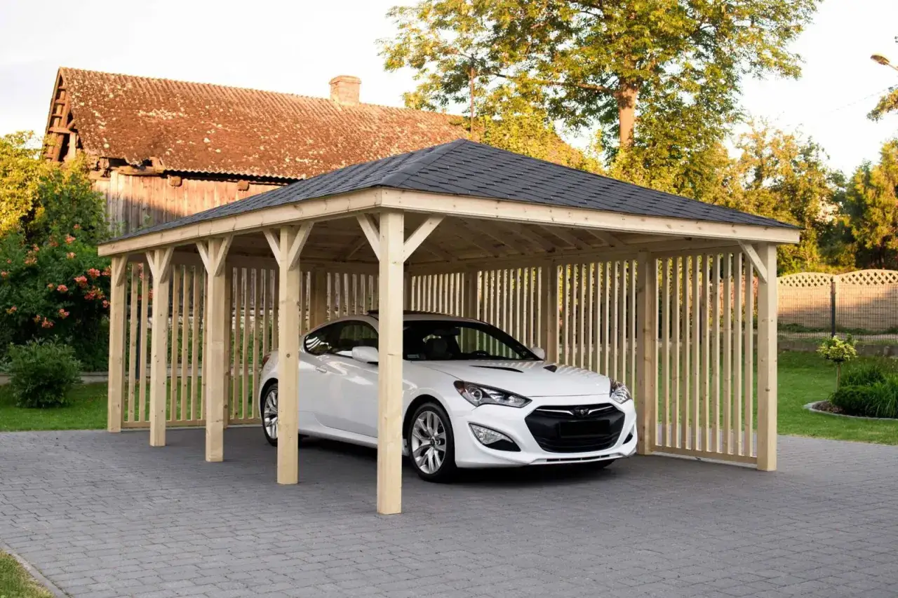Nowoczesna wiata garażowa drewniana chroni biały samochód przed słońcem i deszczem.