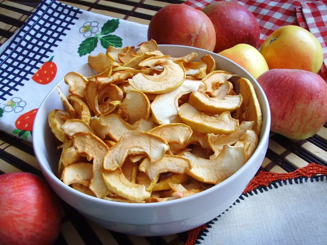 r&oacute;żne formy jabłek suszone pieczone sok