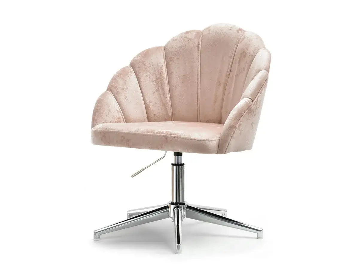 Różowy, welurowy fotel do toaletki z muszelkowym oparciem, na chromowanej podstawie z kółkami. Idealny do porannej pielęgnacji.