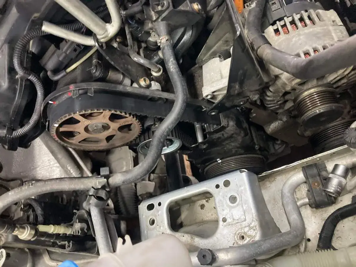 Silnik benzynowy, przestawiony rozrząd objawy. Widoczny pasek rozrządu, koło pasowe wału korbowego i alternator.