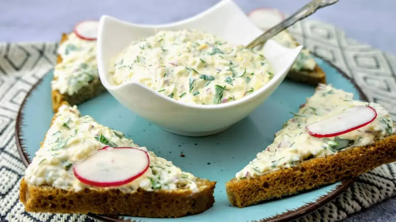Pyszna pasta jajeczna na chlebie, z rzodkiewką i ziołami. Idealna na śniadanie, kolację lub jako przekąska. R&oacute;żne sposoby podania tej klasycznej pasty jajecznej.