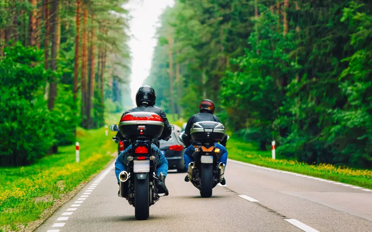 Motocykl na przełęczy górskiej Beskidy