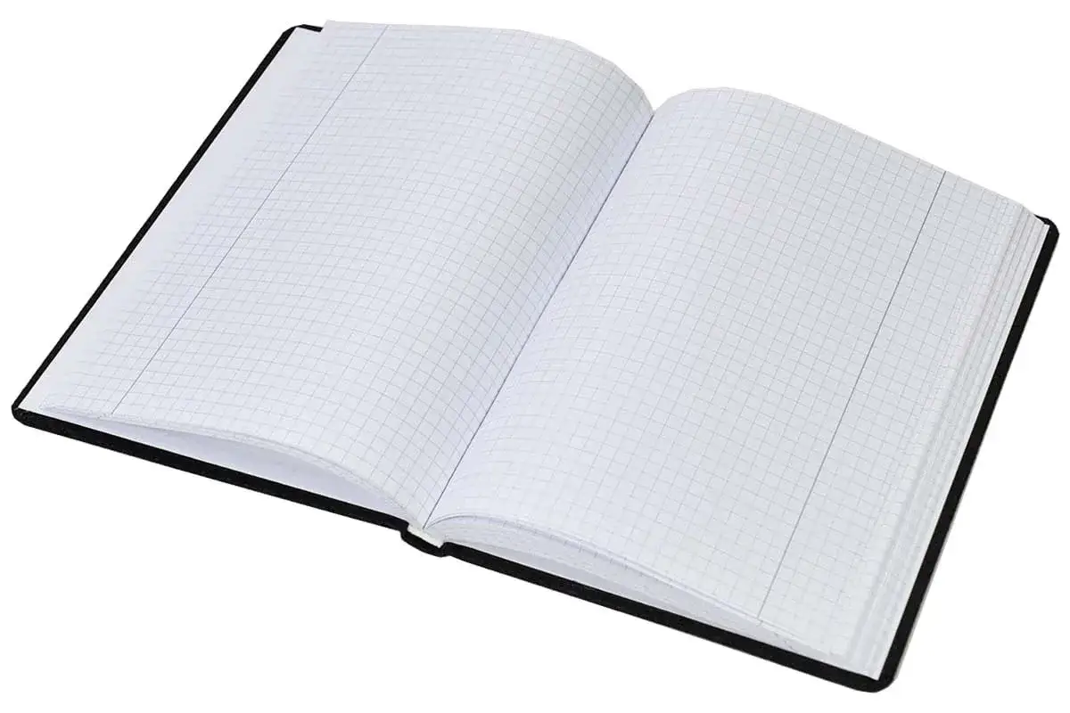Otwarty notatnik w kratkę, gotowy na zapisanie Twoich pomysłów, planów i notatek.