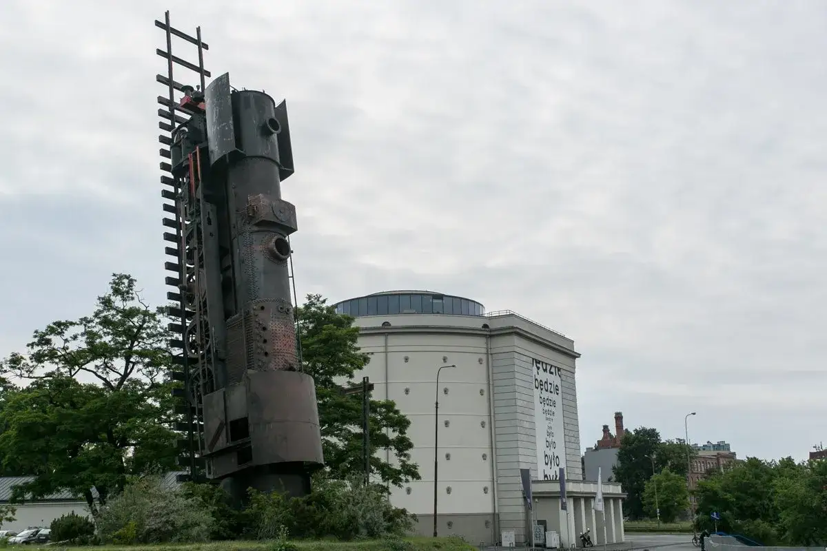 Rzeźba z metalu przed budynkiem muzeum sztuki we Wrocławiu.