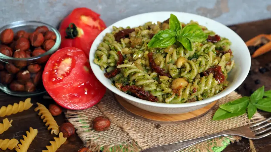 makaron z pesto z rukoli i suszonymi pomidorami