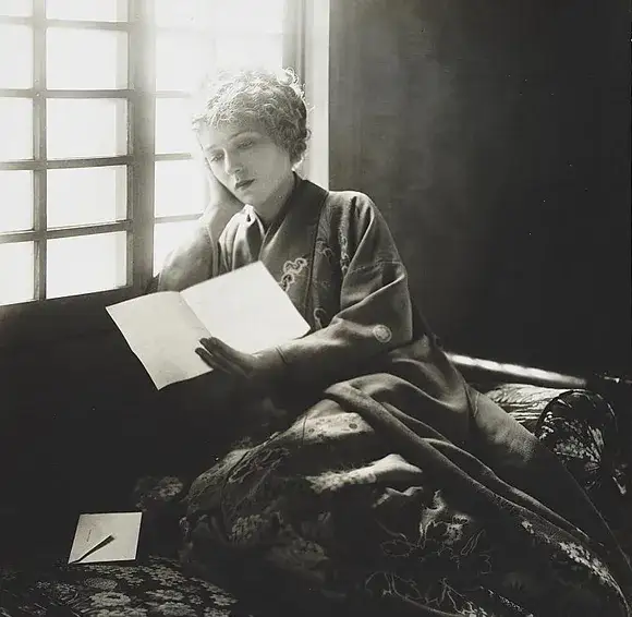 osoba pisząca odręcznie list na ozdobnym papierze