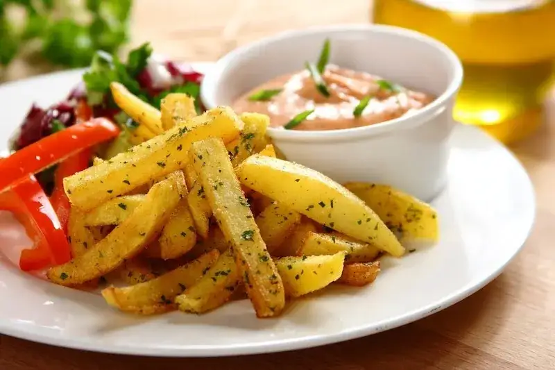 domowe frytki na talerzu z sosem