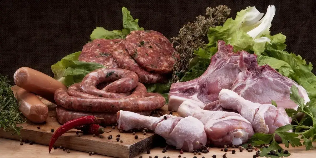 różne kawałki mięsa wieprzowego na kiełbasę