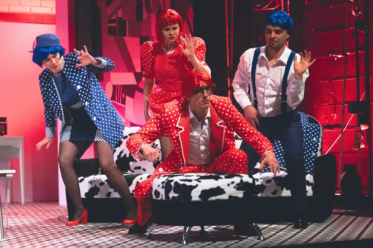 Aktorzy w kropki na scenie, szykują się na wiecz&oacute;r na co do teatru w Łodzi.