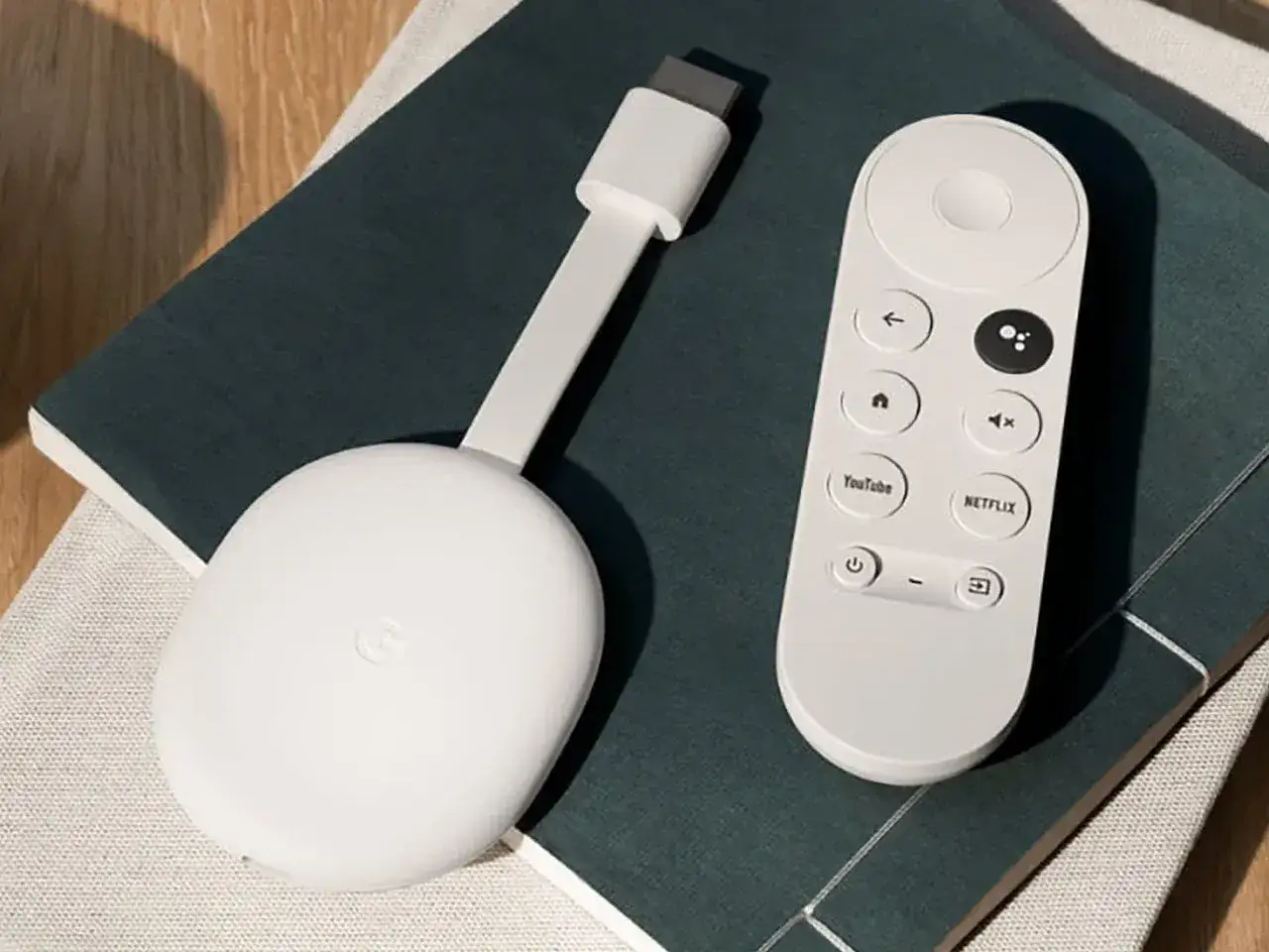 Biały Chromecast z pilotem, idealny do streamingu. Dowiedz się, jak zaktualizować Chromecast, aby cieszyć się najnowszymi funkcjami.
