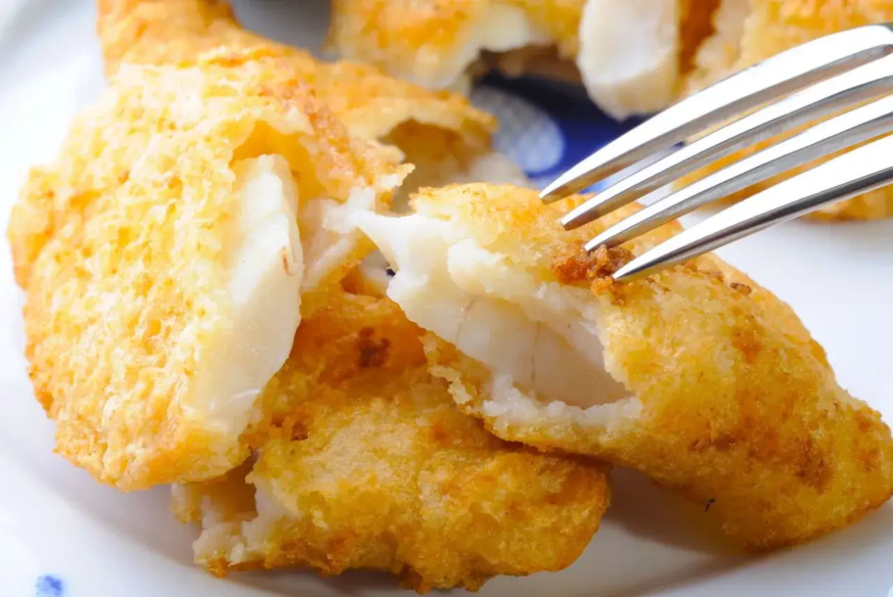 Patelnia z idealnie usmażoną rybą