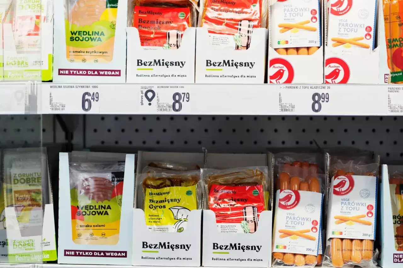 Par&oacute;wki wegetariańskie gdzie kupić? Na p&oacute;łce sklepowej znajdziesz wege par&oacute;wki z tofu i inne roślinne alternatywy mięsa.