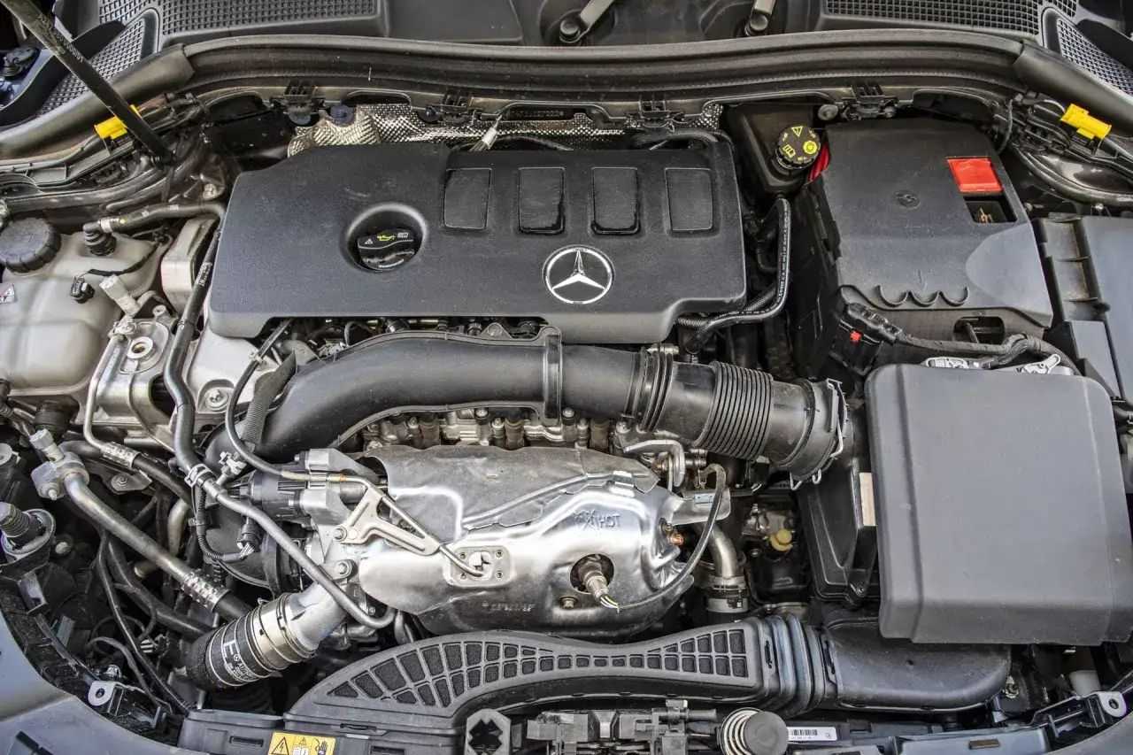 Silnik Mercedes-Benz GLA AMG. Widok z g&oacute;ry na jego skomplikowaną konstrukcję, pełną przewod&oacute;w i element&oacute;w.