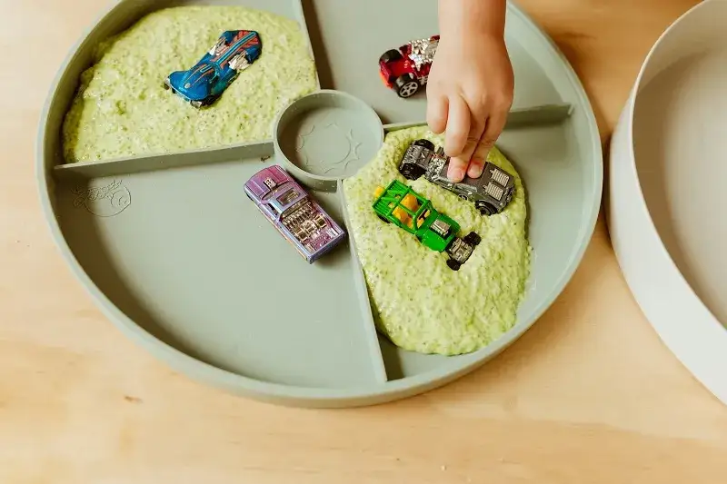 taca sensoryczna z naturalnymi elementami