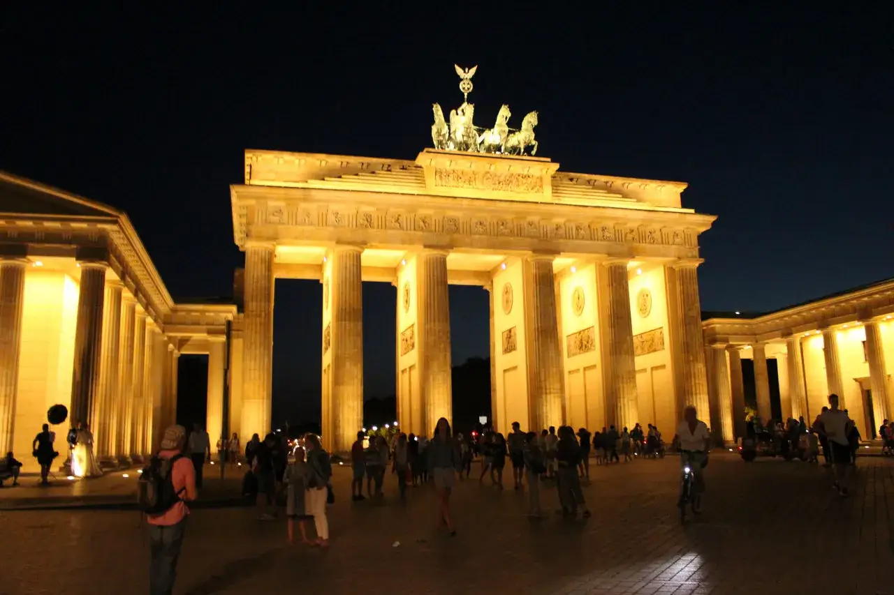 Nocny spacer po Berlinie, podświetlana Brama Brandenburska i tłumy ludzi. Świetne miejsce, by zobaczyć, co robić w Berlinie wieczorem.
