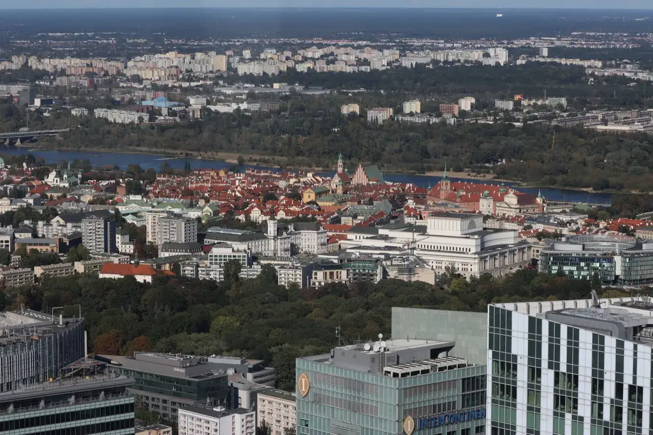 Widok na Warszawę z Wisłą, Starym Miastem i nowoczesnymi budynkami. Choć nie widać go bezpośrednio, to właśnie z tej perspektywy można podziwiać, ile pięter ma Varso Tower.