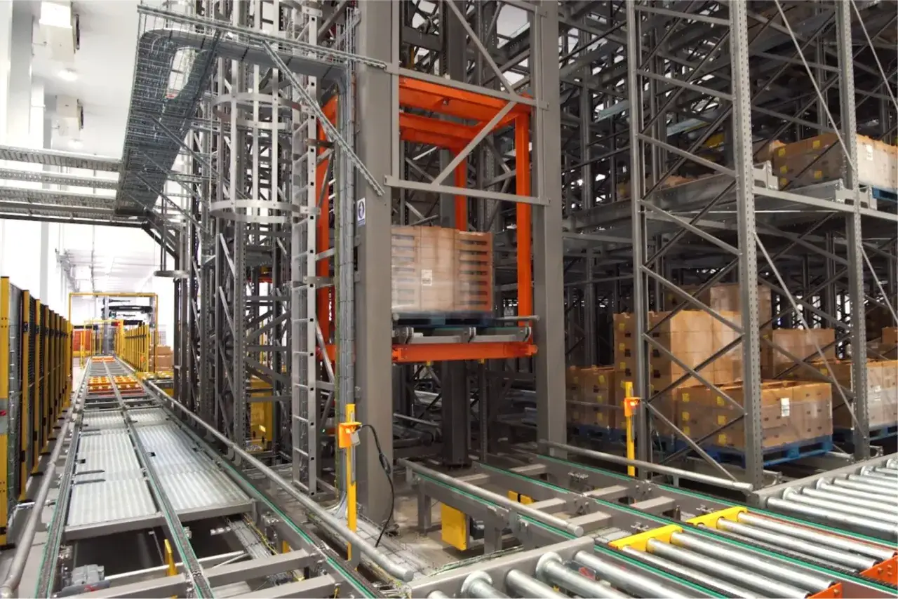 Automatyczny magazyn z regałami, przenośnikami i w&oacute;zkiem widłowym. Nowoczesne funkcje magazyn&oacute;w zapewniają efektywne składowanie i transport.