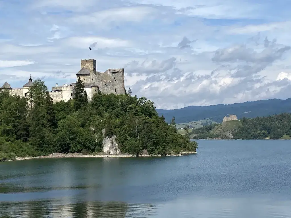 Jezioro Czorsztyńskie z zamkami Niedzica i Czorsztyn