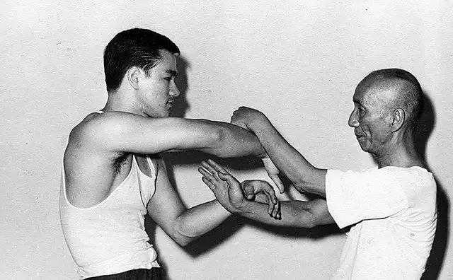 Młody Bruce Lee trenujący Wing Chun z Ip Manem
