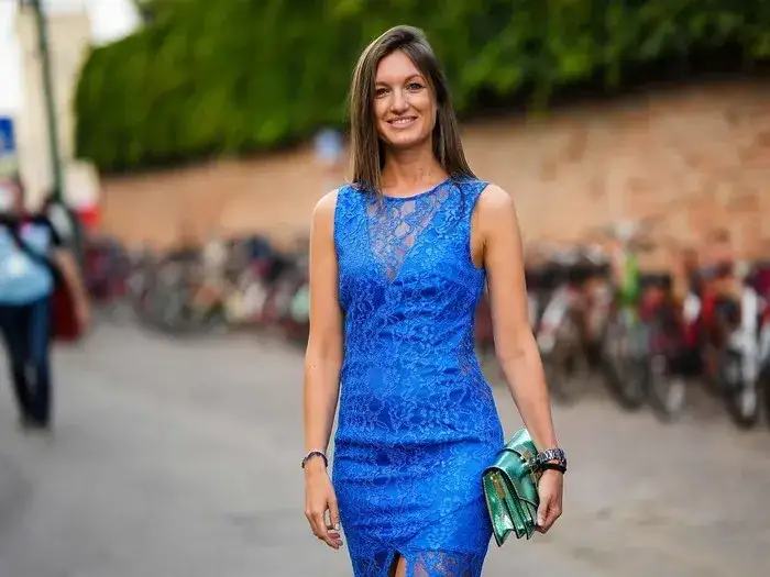 Zdjęcie Jaką biżuterię do chabrowej sukienki wybrać, aby zachwycić?