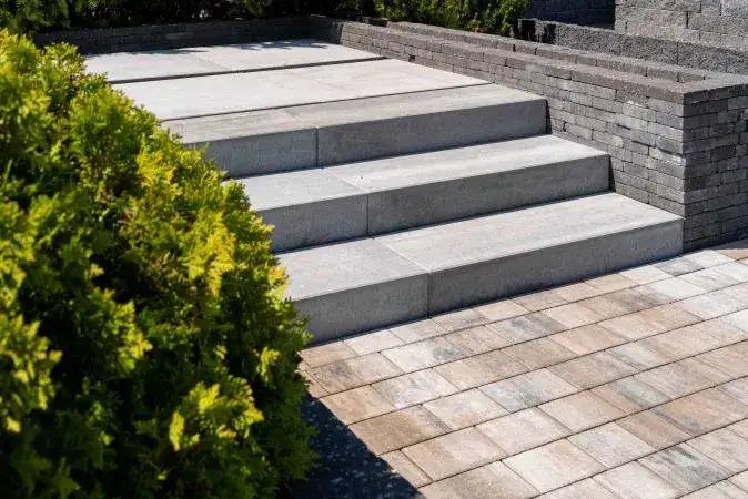 Zdjęcie Jaką kostkę brukową wybrać do jasnej elewacji, aby uniknąć błędów?