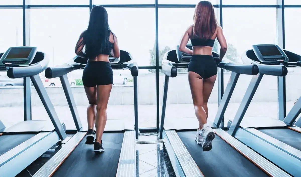 Osoba wykonująca trening interwałowy HIIT na bieżni