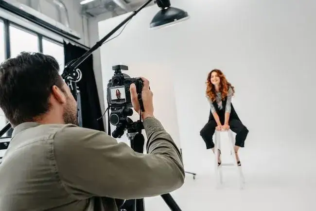 osoby na warsztatach fotograficznych uczące się od instruktora
