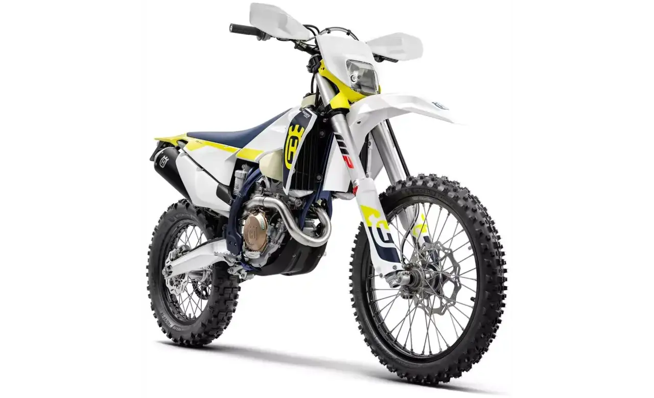 Biały motocykl Husqvarna 250 FE z ż&oacute;łtymi i granatowymi akcentami, gotowy na terenowe wyzwania.