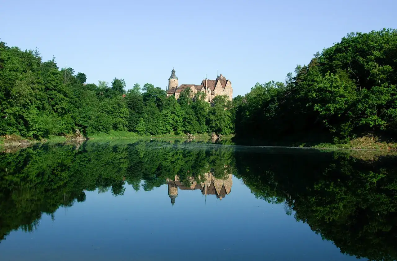 Zamek Czocha nad jeziorem