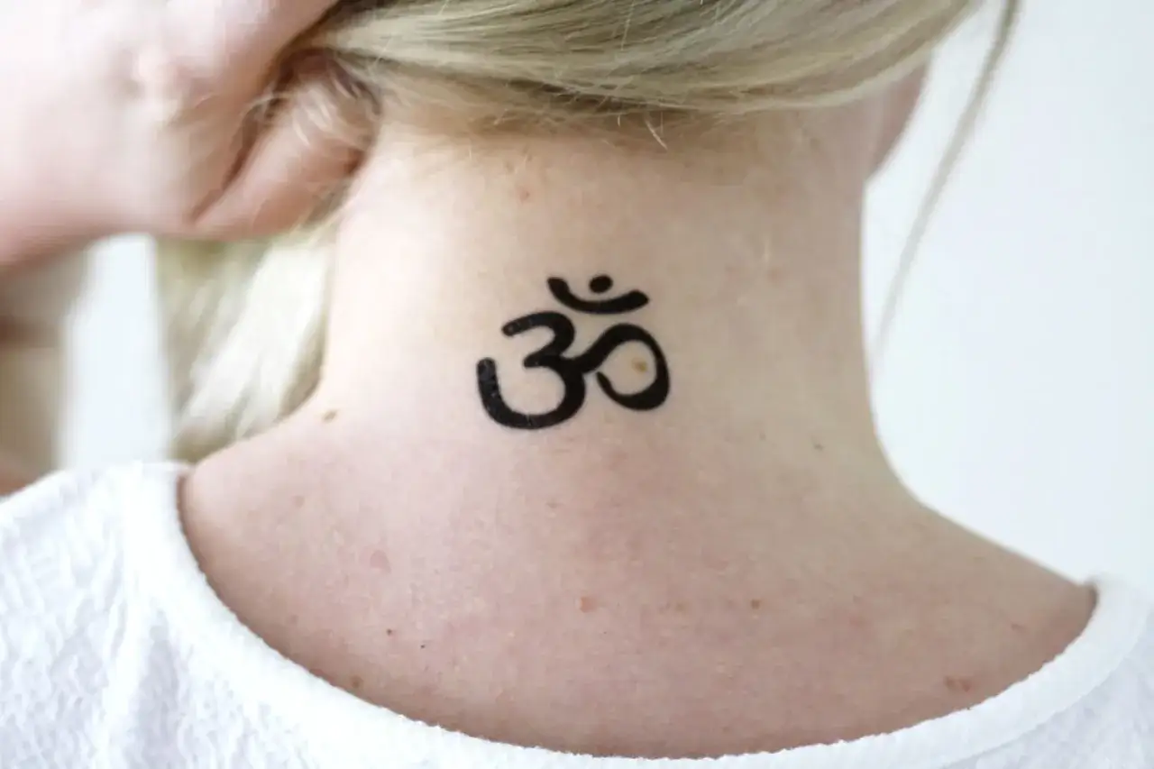 Symbol Om na karku. To święty dźwięk i symbol duchowy w hinduizmie, buddyzmie i dżinizmie.