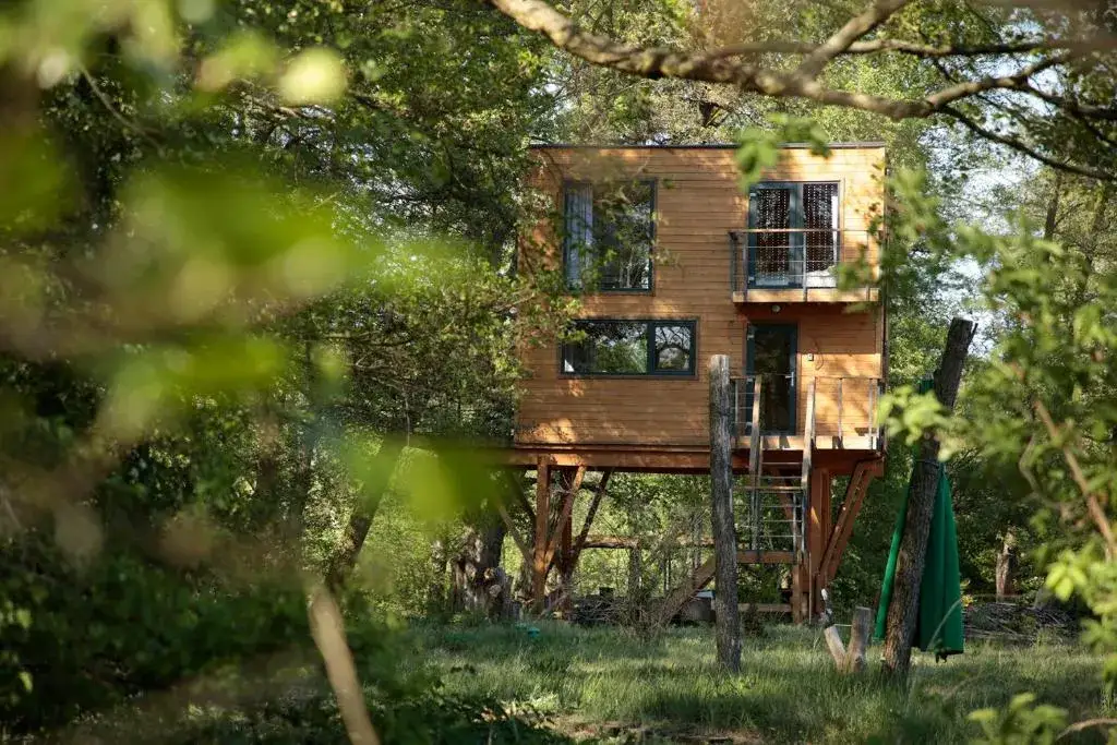 różne rodzaje noclegów: hostel, agroturystyka, domek na drzewie