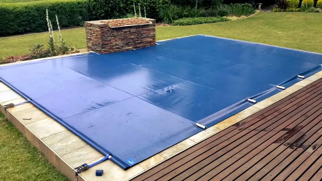 Zdjęcie Osłona basenu: Czy naprawdę potrzebna? 4 kluczowe fakty