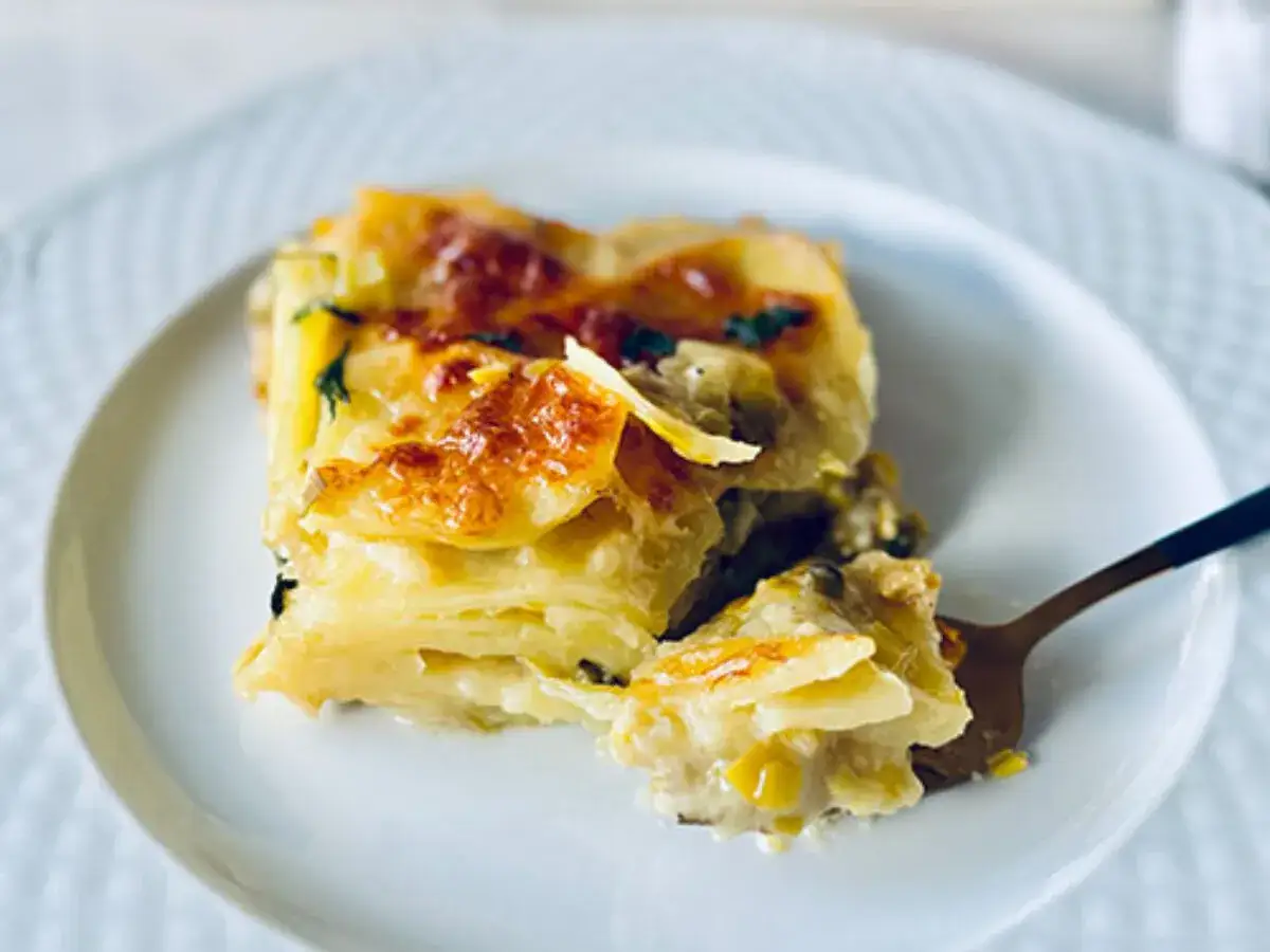 Zapiekanka ziemniaczana z porem na stole