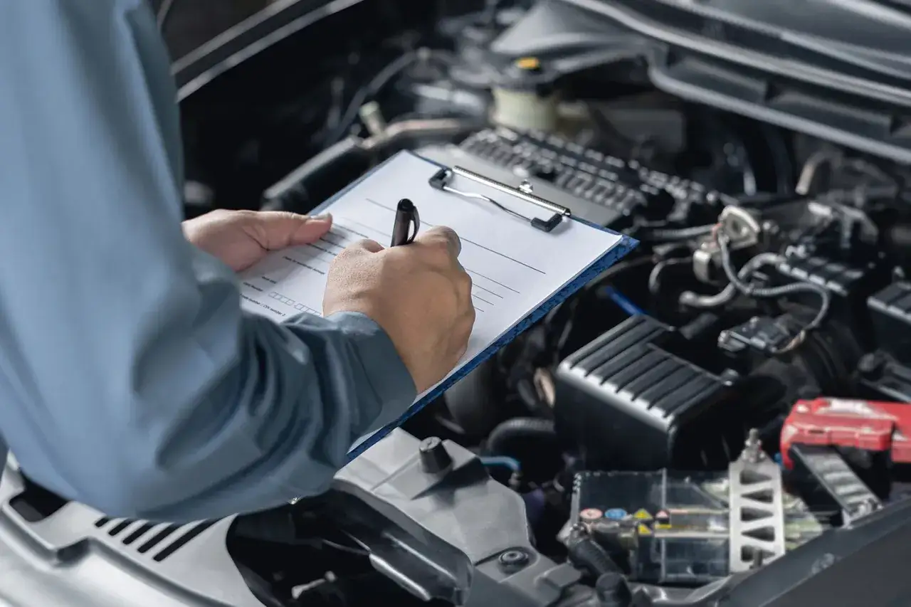 Mechanik sprawdza dokumentację, by zapewnić prawidłowe działanie toyoty w ramach assistance gwarancyjnego.