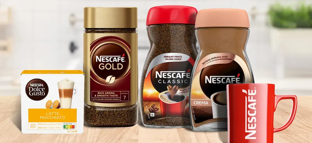 r&oacute;żne rodzaje kawy Nescaf&eacute; na tle filiżanki
