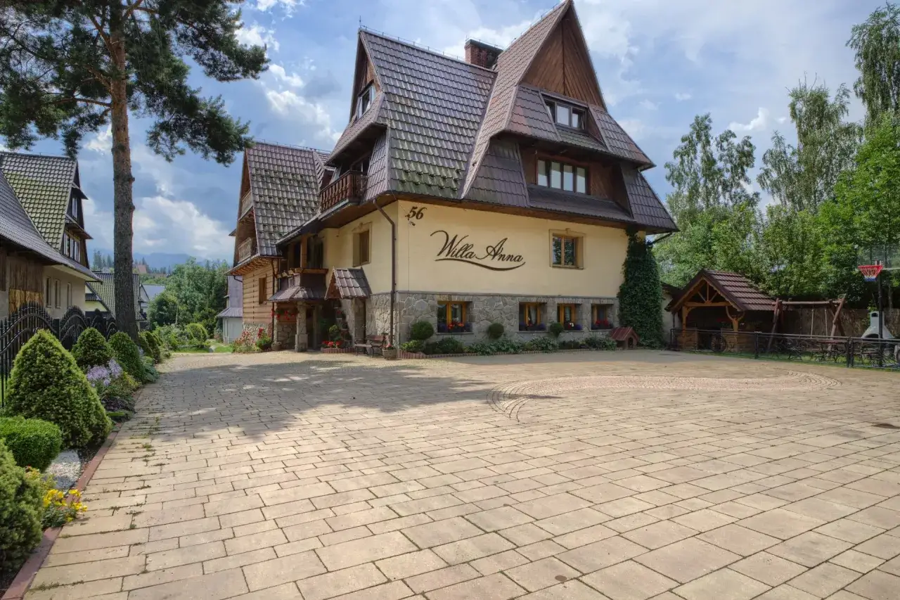 Szukasz sposobu, jak znaleźć tani nocleg? Willa Anna zaprasza do malowniczej okolicy, oferując komfortowe zakwaterowanie.