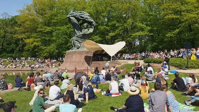 Koncert Chopinowski Łazienki Królewskie publiczność