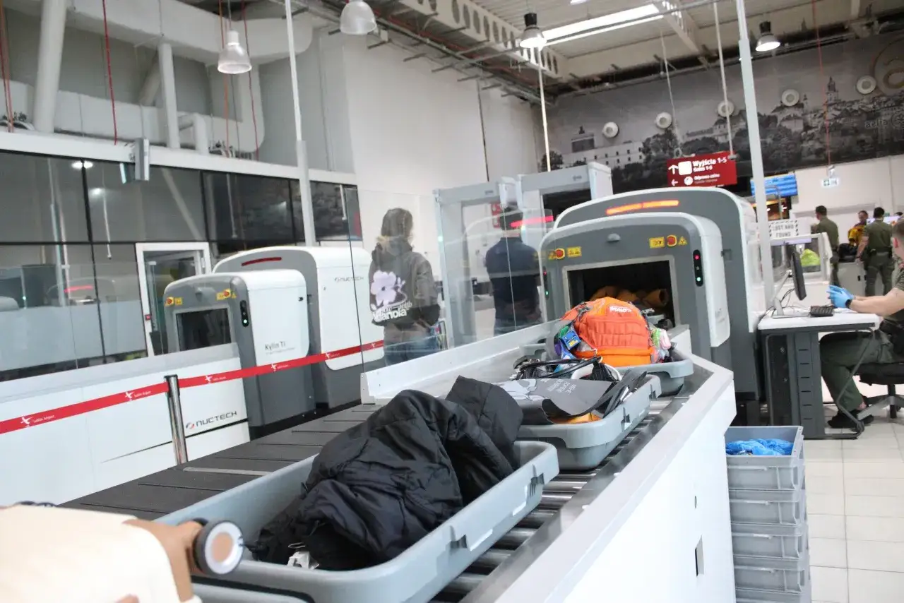 Na lotnisku w Lublinie w bagażu podręcznym widać kurtki, torby i plecak. To pokazuje, co można przewozić w bagażu podręcznym.