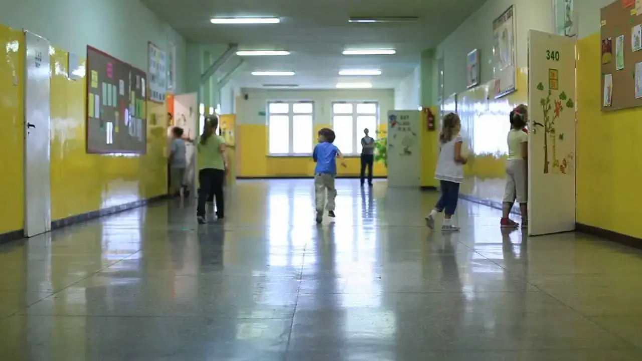 Szkolny korytarz przerwa uczniowie