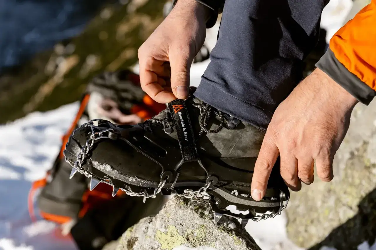 Przygotowujesz się na majówkę w górach? Pamiętaj o raczkach na buty, by bezpiecznie poruszać się po śniegu i lodzie.