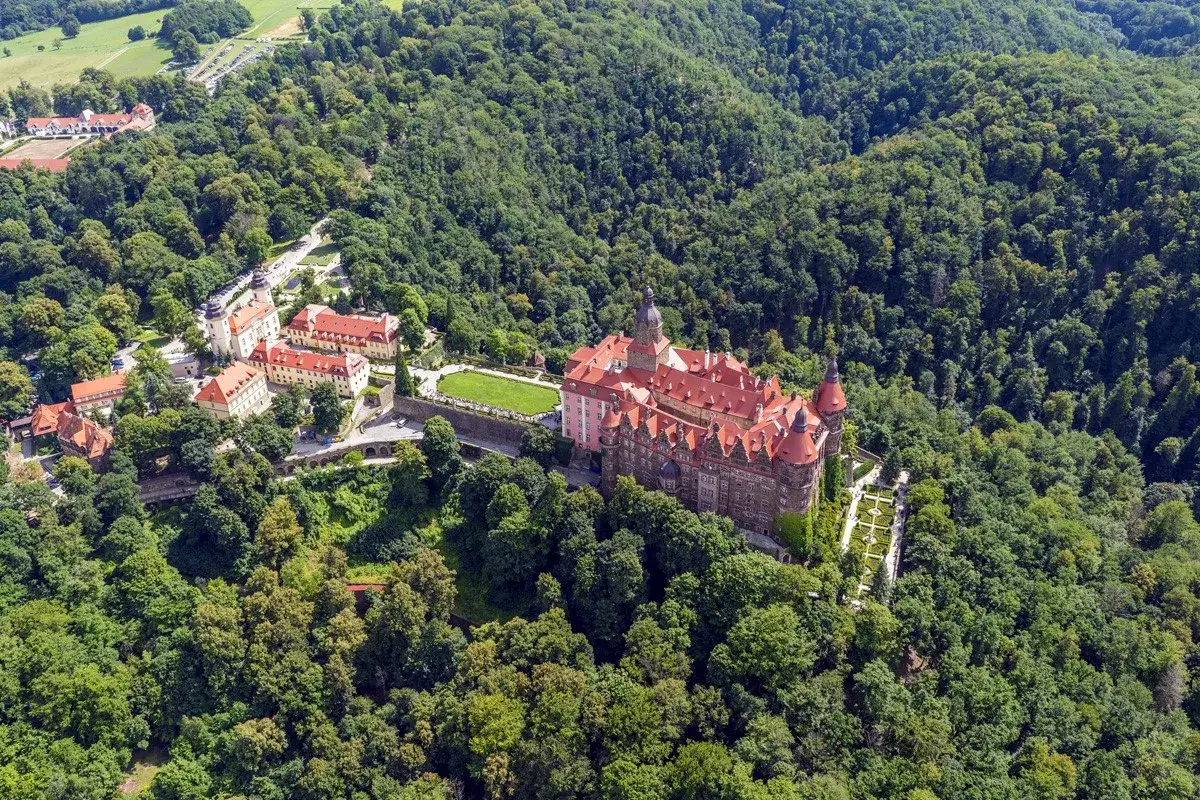Zamek Książ otoczony lasem, idealne miejsce na zwiedzanie. Wspaniała architektura i piękne otoczenie.