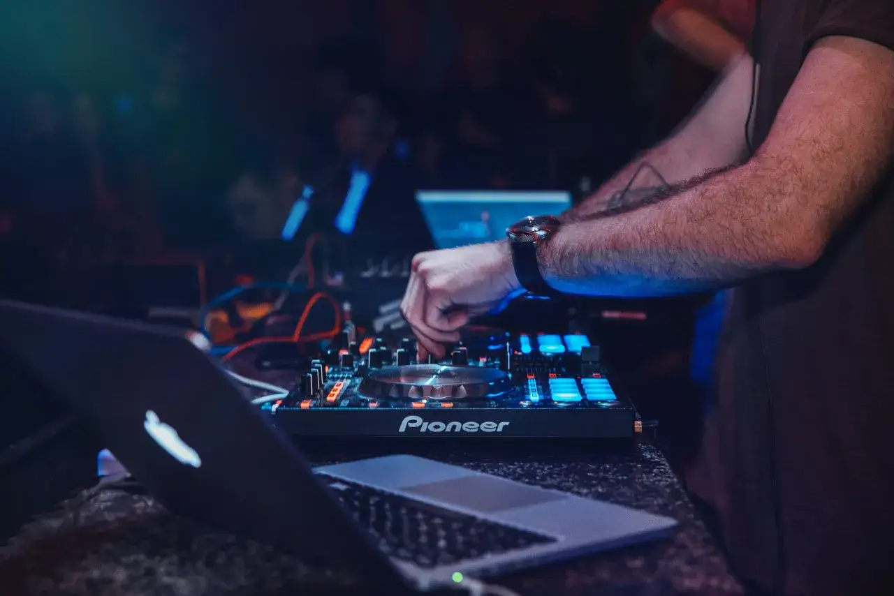 Zdjęcie Jak zostać DJ w klubie - kluczowe kroki do sukcesu w muzyce