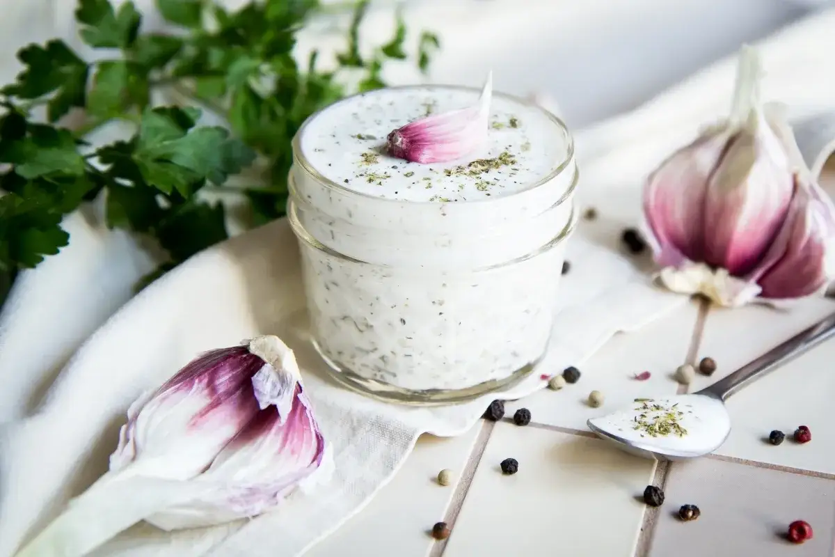 Sos czosnkowy uniwersalny dodatek