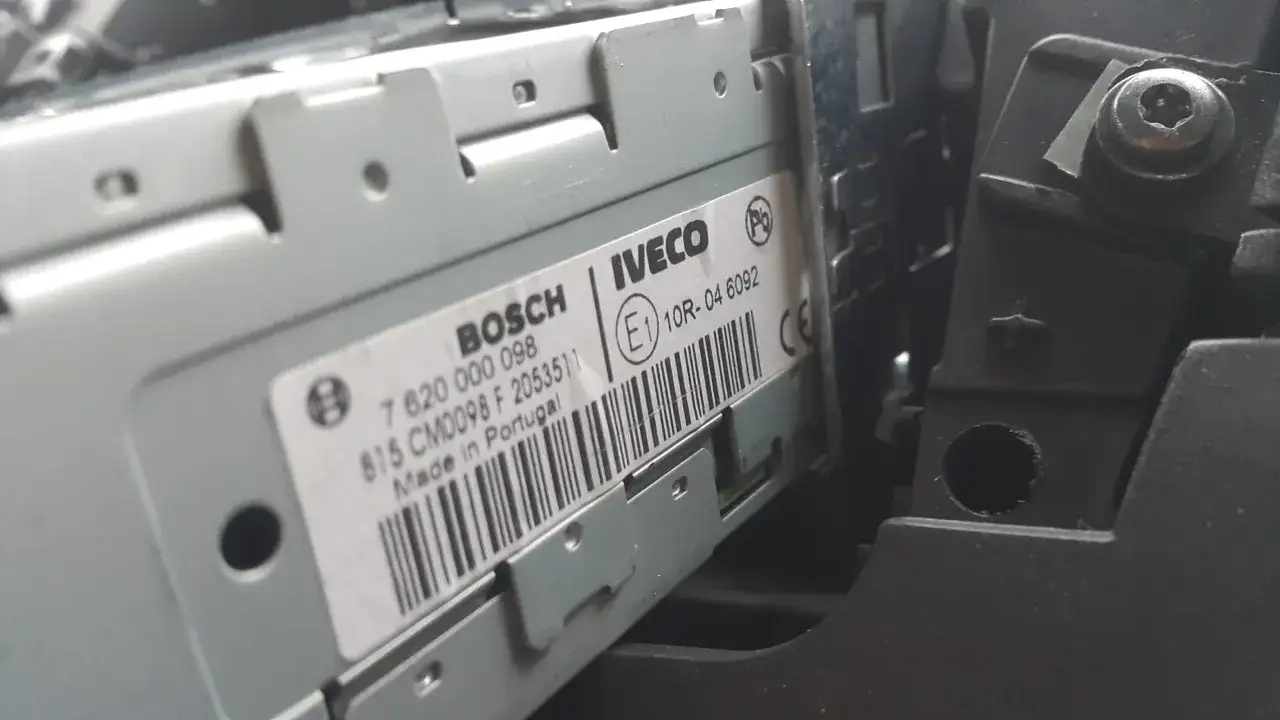 Radio samochodowe Iveco Daily z etykietą Bosch. Szukasz informacji, jak zresetować radio Iveco Daily?