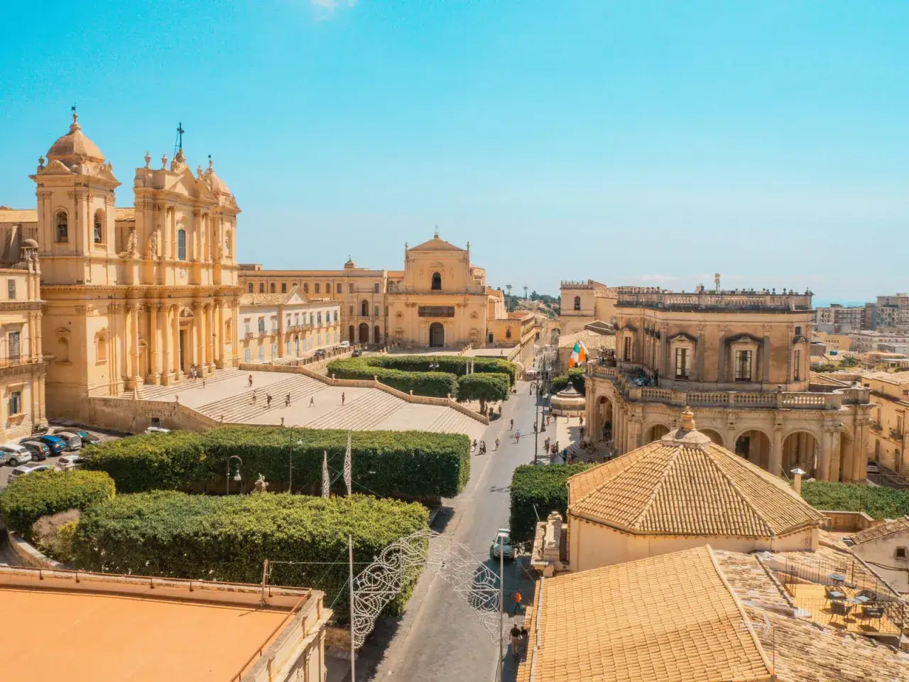 Noto, Sycylia. Barokowa katedra i plac z zielenią, idealne, by poczuć atmosferę miasta. Noto co zobaczyć!