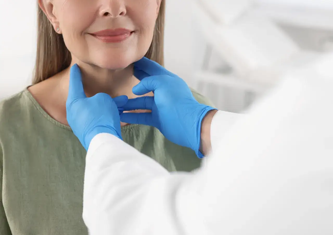 przygotowanie do badania krwi tarczycy, kobieta w laboratorium