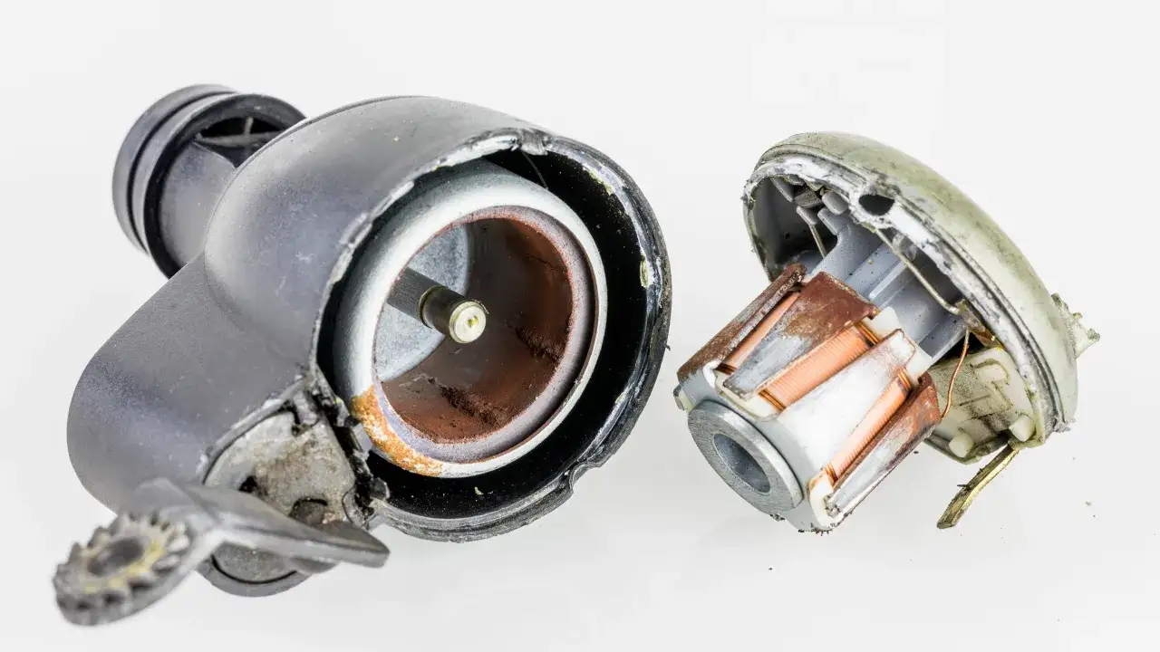 Rozłożone dynamo rowerowe z widocznym wirnikiem i uzwojeniem, pokazujące, jak działa dynamo.