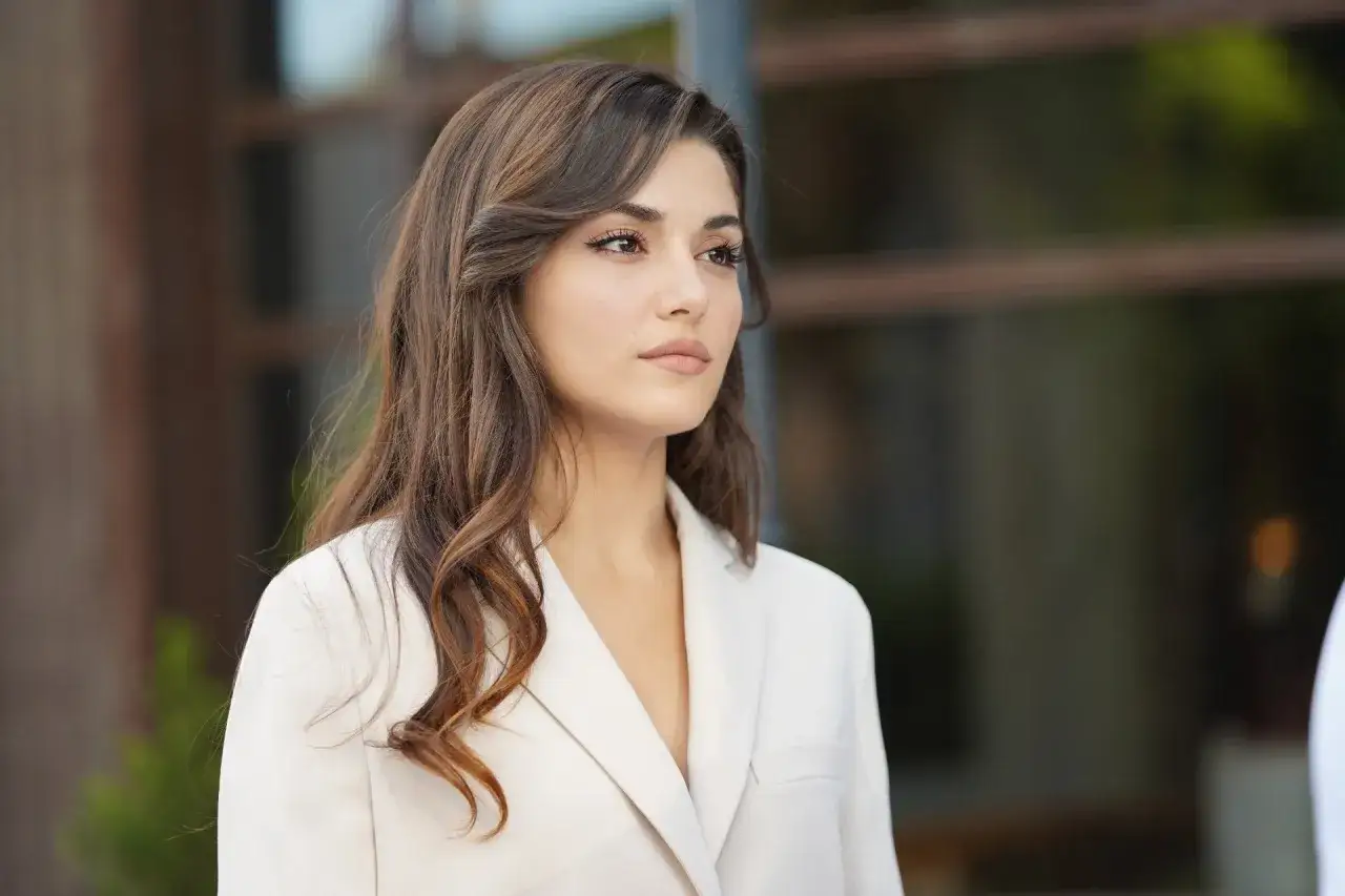 Piękna Hande Ercel w białej marynarce. Czy Hande Ercel ma dzieci? Aktorka skupia się na karierze.