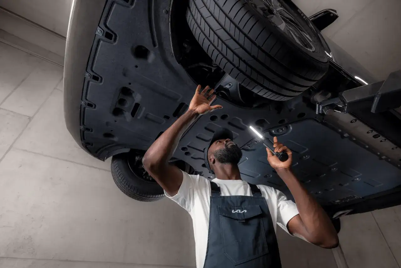 Mechanik sprawdza podwozie auta. Czy to powód, dlaczego od marca 2026 r. ceny roboczogodziny w serwisach ASO skoczyły o 20 proc.?